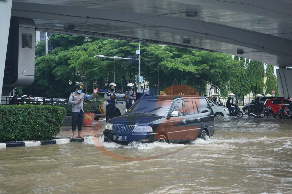 Pompa Air, Lawan Banjir di Simpang Polda 2