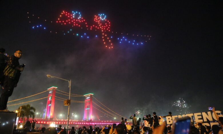 Spektakuler! Drone Show Hiasi Langit Palembang di Malam Tahun Baru 2025